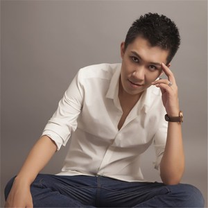 帆布鞋碾精用脚磨男生的要害故事
