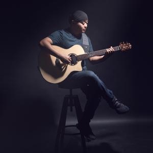 帆布鞋碾精用脚磨男生的要害故事
